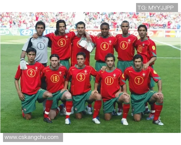 三位足球明星的巅峰对决谁将成为球场上的传奇之王