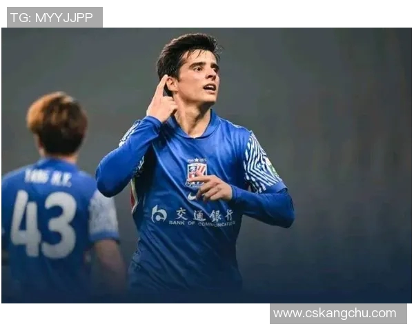 白色头发足球明星男的魅力与成就揭秘，探索他在绿茵场上的传奇故事与风采